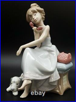 ESTATE LLADRO #5466 SPANISH PORCELAIN FIGURINE CHIT CHAT GIRL ON PHONE WithDOG
