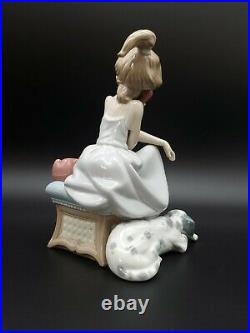ESTATE LLADRO #5466 SPANISH PORCELAIN FIGURINE CHIT CHAT GIRL ON PHONE WithDOG