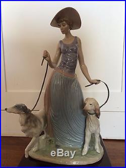 Elegant Promenade Woman With Dogs On Leash Figurine By Lladro #5802 Mint