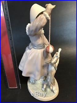 Fine LLADRO #5078 Teasing the Dog Girl with Moving Ball Porcelain Figure Perfect
