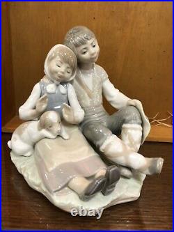 KK136 Lladro Boy and Girl Sitting with Dog Friendship Hermanitos With Box