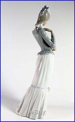 LLADRO #04893 BOXED A Walk with the Dog Collectible Porcelain Figurine