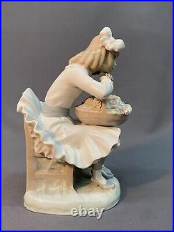 LLADRO 1088 Girl Sitting In Chair With A Flower Basket And Dog Figurine Mint