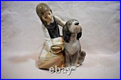 LLADRO 1980 CHOW TIME Girl Feeding Dog 7 Figurine Signed on Bottom (v0822J)