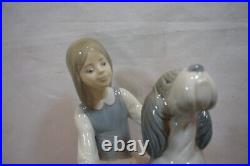 LLADRO 1980 CHOW TIME Girl Feeding Dog 7 Figurine Signed on Bottom (v0822J)