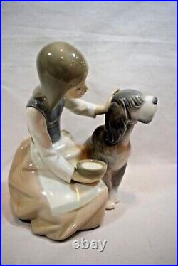LLADRO 1980 CHOW TIME Girl Feeding Dog 7 Figurine Signed on Bottom (v0822J)