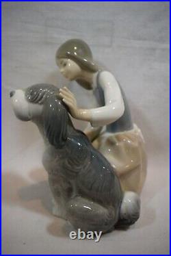 LLADRO 1980 CHOW TIME Girl Feeding Dog 7 Figurine Signed on Bottom (v0822J)