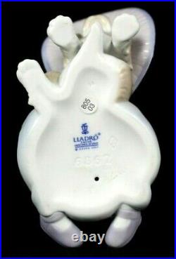 LLADRO 2001 Porcelain AN ELEGANT TOUCH Girl and Dog Figurine 6862