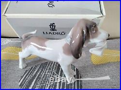 LLADRO 6398'Morning Delivery' Bassett Dog with Newspaper Mint Boxed/ Paperwork