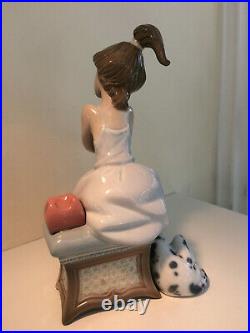 LLADRO'CHIT CHAT' / 5466 or'Young Lady on the Telephone and her dog