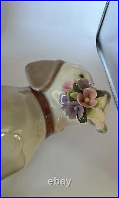 LLADRO Dog This Bouquet Is For You Figurine #9256 Dog with Flowers MINT