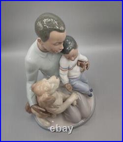 LLADRO Father & Child w Pet Dog A MOMENT TO REMEMBER Black Legacy Collection