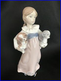LLADRO FigurineRETIREDARMS FULL OF LOVE GIRL WITH 2 DOGS #6419/Certificate