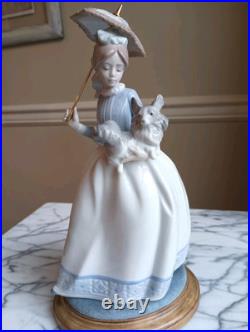 LLADRO NAO DAISA 1985 YOUNG GIRL With HER DOG AND PARASOL UMBRELLA with figurinebase