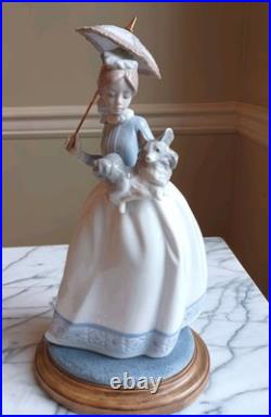 LLADRO NAO DAISA 1985 YOUNG GIRL With HER DOG AND PARASOL UMBRELLA with figurinebase