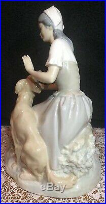 LLADRO PORCELAIN FIGURINE GIRL AND DOG Retired 1985 Mint Condition