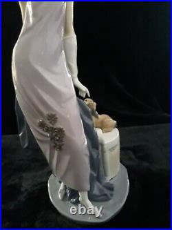 LLADRO. ROARING 20'S. FLAPPER GIRL WithDOG #5174. SIGNED BY JOSE LLADRO. NYC. 1990