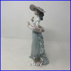 LLADRO SUNDAY'S BEST WOMAN PORCELAIN FIGURINE 6246 With PAPILLION DOG PREOWNED