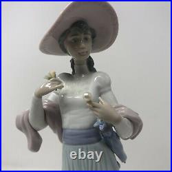 LLADRO SUNDAY'S BEST WOMAN PORCELAIN FIGURINE 6246 With PAPILLION DOG PREOWNED