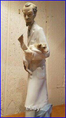 LLADRO VETERINARIAN withDOG 13 FIGURINE C. 1972 RETIRED Mint Condition