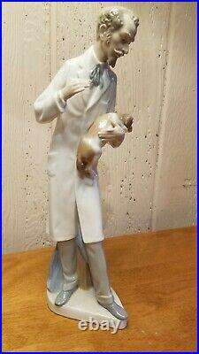 LLADRO VETERINARIAN withDOG 13 FIGURINE C. 1972 RETIRED Mint Condition