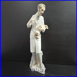 LLadro Veterinarian Injecting Puppy Porcelain Figurine #4825 Retired Excellent