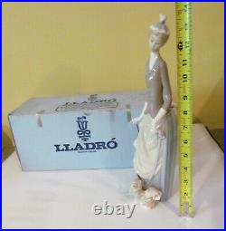 LOVELY LLADRO #4761 WOMAN WITH DOG- RETIRED- EXCELLENT/MINT withORIGINAL BOX