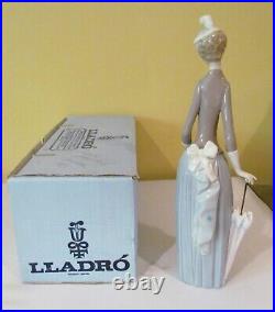 LOVELY LLADRO #4761 WOMAN WITH DOG- RETIRED- EXCELLENT/MINT withORIGINAL BOX