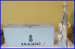 LOVELY LLADRO #4761 WOMAN WITH DOG- RETIRED- EXCELLENT/MINT withORIGINAL BOX