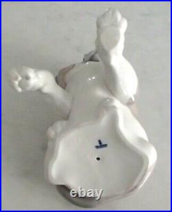 Lladro 1139 Dog and Snail curious puppy staring at snail on paw MWOB, RV$480