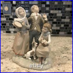 Lladro #1239 Boy Girl Dog Singing Christmas Carols Glossy Porcelain Figurine