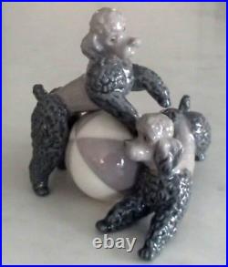 Lladro 1258 (1258.2) Playing Poodles (Gray) puppy dogs gray ball -MWOB, RV$755