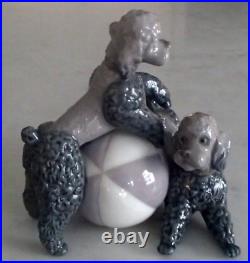 Lladro 1258 (1258.2) Playing Poodles (Gray) puppy dogs gray ball -MWOB, RV$755