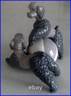 Lladro 1258 (1258.2) Playing Poodles (Gray) puppy dogs gray ball -MWOB, RV$755