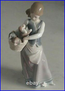 Lladro 1311 Girl with Puppies girl w little dogs on her hip MWOB, RV$435