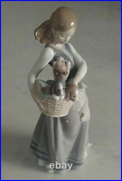 Lladro 1311 Girl with Puppies girl w little dogs on her hip MWOB, RV$435