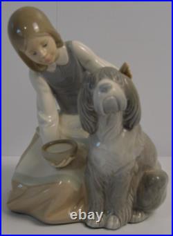 Lladro 1334 Girl Feeding Dog Figurine Chow Time No original box. Stunning