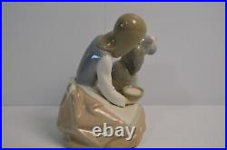 Lladro 1334 Girl Feeding Dog Figurine Chow Time No original box. Stunning