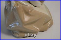 Lladro 1334 Girl Feeding Dog Figurine Chow Time No original box. Stunning