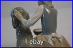 Lladro 1334 Girl Feeding Dog Figurine Chow Time No original box. Stunning