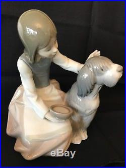 Lladro #1334- Girl Feeding Dog- Mint Condition