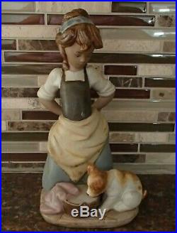 Lladro 2096 Nosy Puppy GRES finish figurine kitchen maid w dog MWOB, RV$450