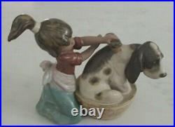 Lladro 2273 Bashful Bather girl washing basset dog in tub GRES MWOB, RV$300