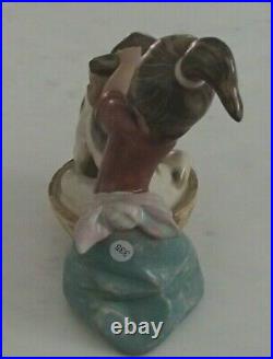 Lladro 2273 Bashful Bather girl washing basset dog in tub GRES MWOB, RV$300