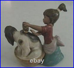 Lladro 2273 Bashful Bather girl washing basset dog in tub GRES MWOB, RV$300