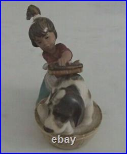 Lladro 2273 Bashful Bather girl washing basset dog in tub GRES MWOB, RV$300