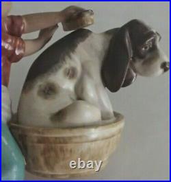 Lladro 2273 Bashful Bather girl washing basset dog in tub GRES MWOB, RV$300