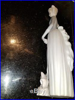 Lladro 4761 Lady With Dog And Umbrella Retired
