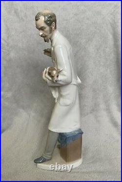 Lladro #4825, Veterinarian with Dog Figurine, Retired Good Condition