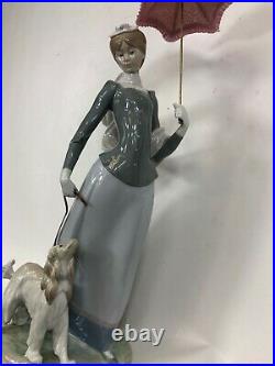 Lladro #4914 Lady With Shawl, dog retired 1998 perfect condition